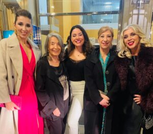 Eva Isanta Instagram - “La que se avecina“, Premio de Honor del @festivalmeria 
Recogen muchas de sus actrices guerreras. 
Dedicado a nuestro fiel público y a @jose_luis_gil_sanz  en palabras de nuestra súper directora @lauracaballero_  y en nombre de todos los que le damos vida.
Muy entrañable .
Gracias gracias gracias 🙏
Nuestros queridos actores chicos y todo el equipo técnico en el corazón .

Gracias @robertoverinooficial @mango @unode50 @finallypress @borial_management 

@la_queseavecina @contuberniofilms @mediasetcom #fical  #festivalcinealmería