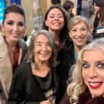 Eva Isanta Instagram - “La que se avecina“, Premio de Honor del @festivalmeria Recogen muchas de sus actrices guerreras. Dedicado a nuestro fiel público y a @jose_luis_gil_sanz en palabras de nuestra súper directora @lauracaballero_ y en nombre de todos los que le damos vida. Muy entrañable . Gracias gracias gracias 🙏 Nuestros queridos actores chicos y todo el equipo técnico en el corazón . Gracias @robertoverinooficial @mango @unode50 @finallypress @borial_management @la_queseavecina @contuberniofilms @mediasetcom #fical #festivalcinealmería