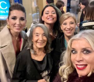 Eva Isanta Instagram - “La que se avecina“, Premio de Honor del @festivalmeria 
Recogen muchas de sus actrices guerreras. 
Dedicado a nuestro fiel público y a @jose_luis_gil_sanz  en palabras de nuestra súper directora @lauracaballero_  y en nombre de todos los que le damos vida.
Muy entrañable .
Gracias gracias gracias 🙏
Nuestros queridos actores chicos y todo el equipo técnico en el corazón .

Gracias @robertoverinooficial @mango @unode50 @finallypress @borial_management 

@la_queseavecina @contuberniofilms @mediasetcom #fical  #festivalcinealmería