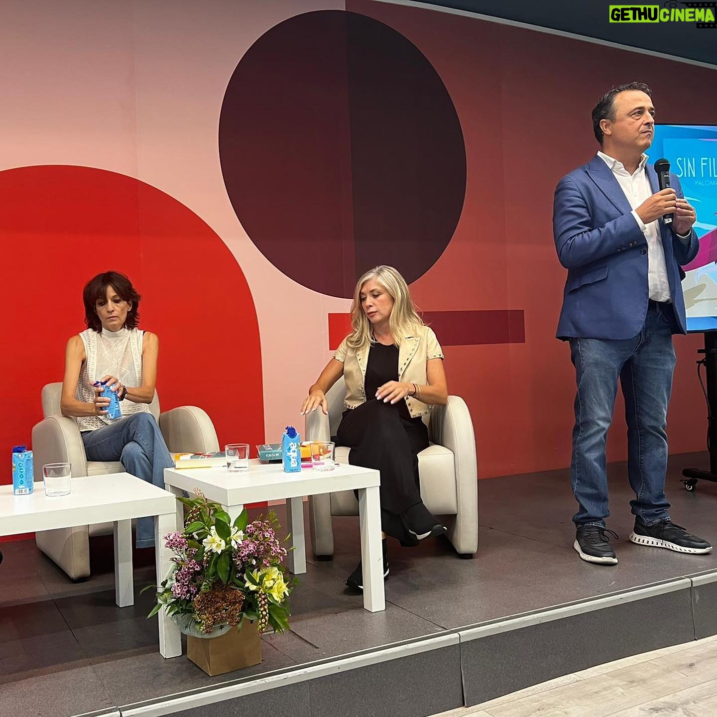 Eva Isanta Instagram - #SinFiltros de @palomabravo la novela que en este momento vital mejor me, nos cuenta. Ayer fue un momento más que bonito. Gracias #palomabravo y @martagarciaaller por permitirme ser la tercera en “concordia “ (1. femenino . Conformidad, unión) Gracias familia y amigos por acompañarnos desde tan cerquita. Siempre es grato vuestro amor y compañía. Gracias. #presentación #novela #circulodebellasartes @contraluz_editorial @agenciadospassos