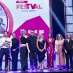 Eva Isanta Instagram – Anoche el @festval_oficial nos premió a la mejor serie de comedia en televisión @la_queseavecina 
Gracias 🙏 
@contuberniofilms @telecincoes @mediasetcom 

Total look @benjaminfriman ❤️