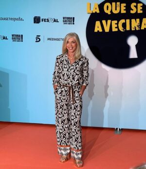 Eva Isanta Instagram - Presentar @la_queseavecina en abierto es una gozada y más en el @festval_oficial 
Gracias por la acogida ❤️
@contubernio _producciones 
@alber_caballero @lauracaballero_ 
@petramartinez1944 @mirenib @luis_merlooficial @mamengarciaoficial @alexdelacroix @felixgomezactor  #carlosareces

Look @tintaybariloche 
 @dimeqmquieres 
@gioseppo_shoes_ 
@galleryroomc 
Gracias siempre @borial_management @borjavera @algardi
