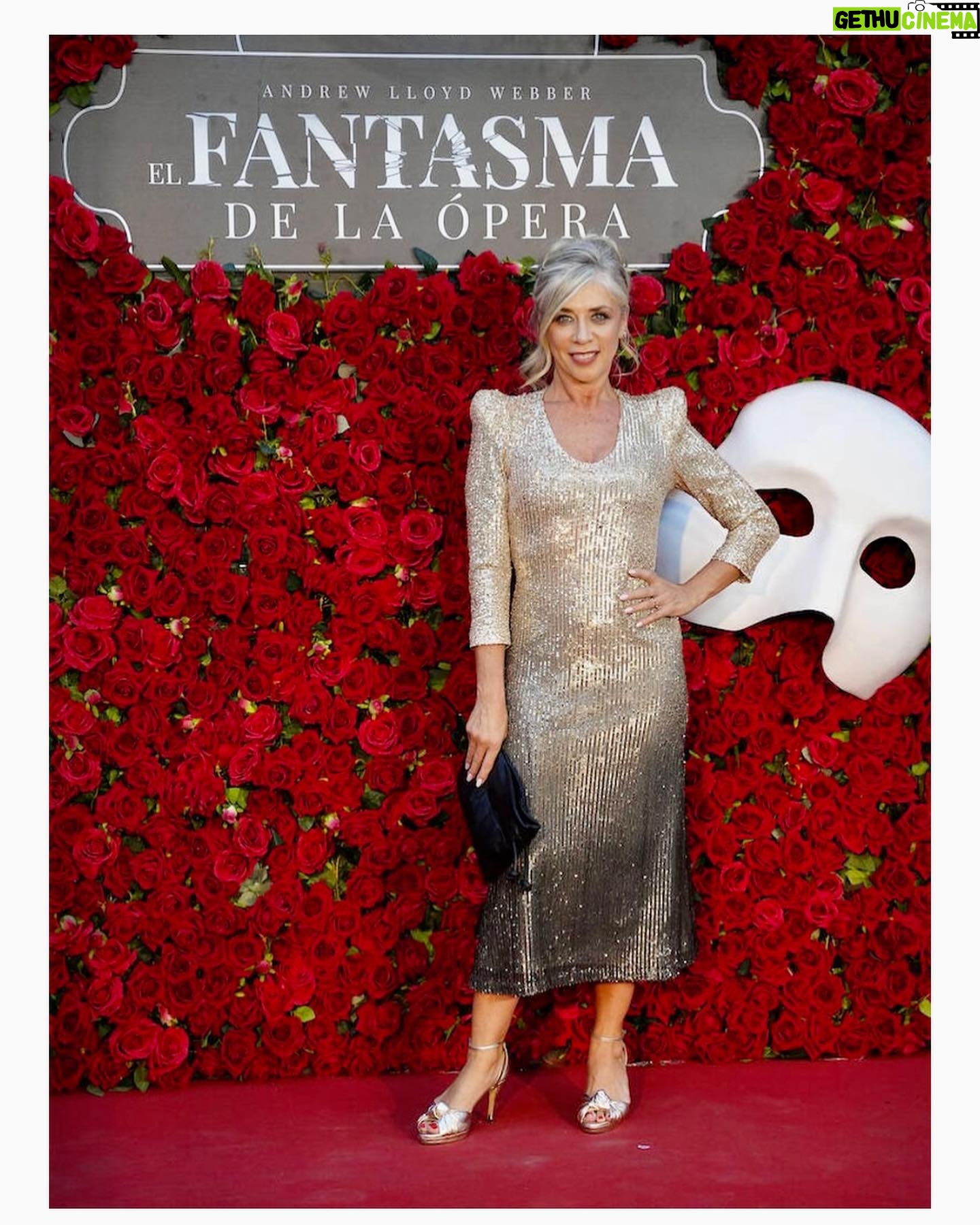 Eva Isanta Instagram - Espectacular @musicalelfantasmadelaopera @andrewlloydwebber @letsgo_entertainment @antoniobanderas en el @teatroalbeniz Anoche también lo gozamos. ¡Felicidades a todos lo que lo hicieron posible! 👗 👛 @benjaminfriman 👠 @scandal54 💇🏼♀️💅🏼 @olayavascomakeup