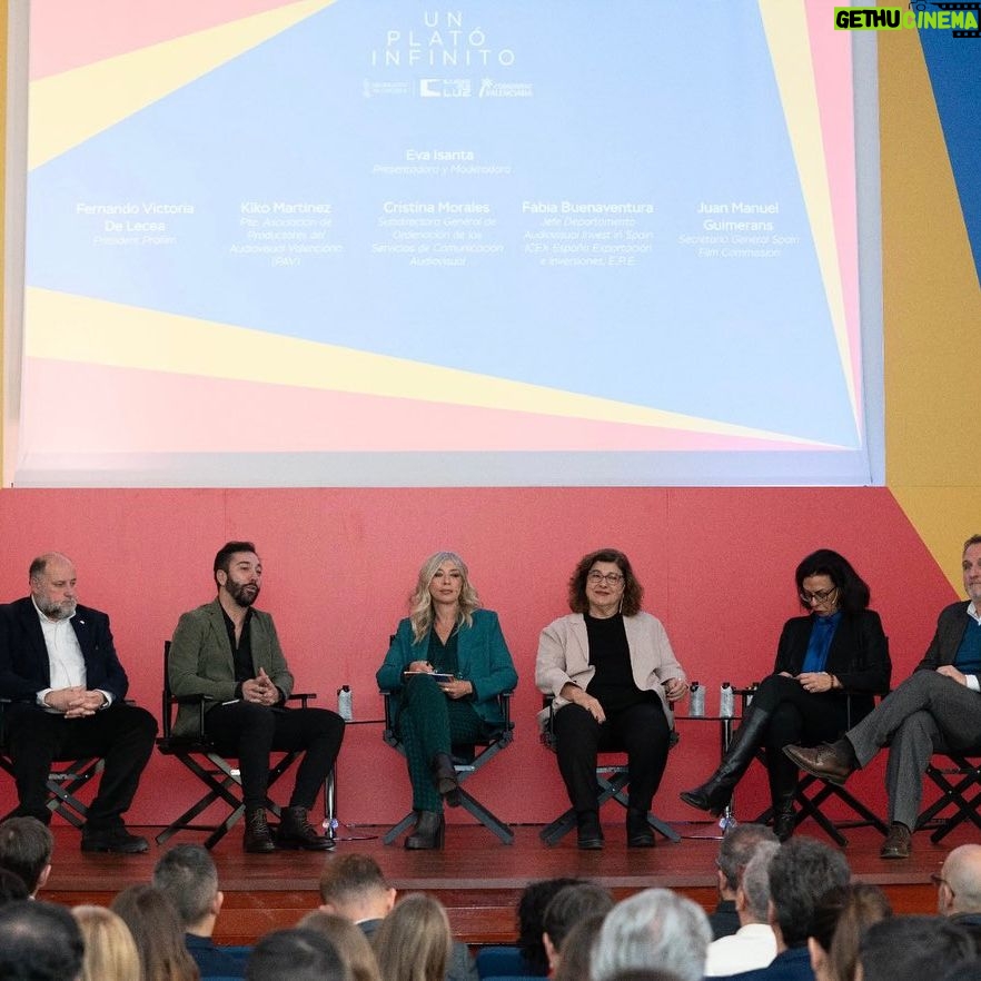 Eva Isanta Instagram - Una gran noticia #laciudaddelaluz se reactiva. Los estudios de cine de los Alicante vuelven a convertirse en un lugar indispensable para nuestra industria audiovisual. De todo ello hablamos hace unos días con grandes profesionales del sector. Gracias @grupoidex y @rubenfr87 por contar conmigo para conducir este ilusionante acto. Gracias @fermincresporodriguez @kiko_martinez_ @fabiabventura #fernandovictooriadelecea #cristinamorales y #juanmanuelguimerans por acompañarnos . @finallypress @olayavascomakeup @borial_management ❤️ #ciudaddelaluz #estudios #platós #alicante #comunidadvalenciana