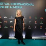 Eva Isanta Instagram - “La que se avecina“, Premio de Honor del @festivalmeria Recogen muchas de sus actrices guerreras. Dedicado a nuestro fiel público y a @jose_luis_gil_sanz en palabras de nuestra súper directora @lauracaballero_ y en nombre de todos los que le damos vida. Muy entrañable . Gracias gracias gracias 🙏 Nuestros queridos actores chicos y todo el equipo técnico en el corazón . Gracias @robertoverinooficial @mango @unode50 @finallypress @borial_management @la_queseavecina @contuberniofilms @mediasetcom #fical #festivalcinealmería