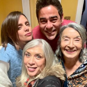 Eva Isanta Instagram - Queda inaugurada la #temporada15 en la mejor compañía @petramartinez1944 @macarenagomezofficial @pablochiapella 

Seguimos disfrutando @la_queseavecina @contuberniofilms @alber_caballero @lauracaballero_ 
@mediasetcom @primevideoes