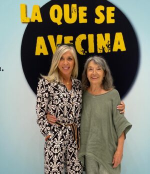 Eva Isanta Instagram - Presentar @la_queseavecina en abierto es una gozada y más en el @festval_oficial 
Gracias por la acogida ❤️
@contubernio _producciones 
@alber_caballero @lauracaballero_ 
@petramartinez1944 @mirenib @luis_merlooficial @mamengarciaoficial @alexdelacroix @felixgomezactor  #carlosareces

Look @tintaybariloche 
 @dimeqmquieres 
@gioseppo_shoes_ 
@galleryroomc 
Gracias siempre @borial_management @borjavera @algardi