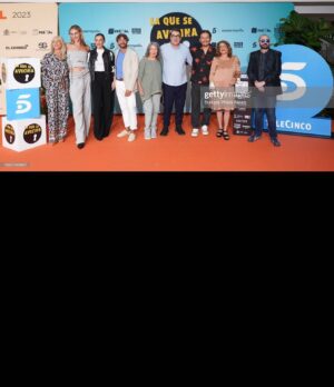 Eva Isanta Instagram - Presentar @la_queseavecina en abierto es una gozada y más en el @festval_oficial 
Gracias por la acogida ❤️
@contubernio _producciones 
@alber_caballero @lauracaballero_ 
@petramartinez1944 @mirenib @luis_merlooficial @mamengarciaoficial @alexdelacroix @felixgomezactor  #carlosareces

Look @tintaybariloche 
 @dimeqmquieres 
@gioseppo_shoes_ 
@galleryroomc 
Gracias siempre @borial_management @borjavera @algardi