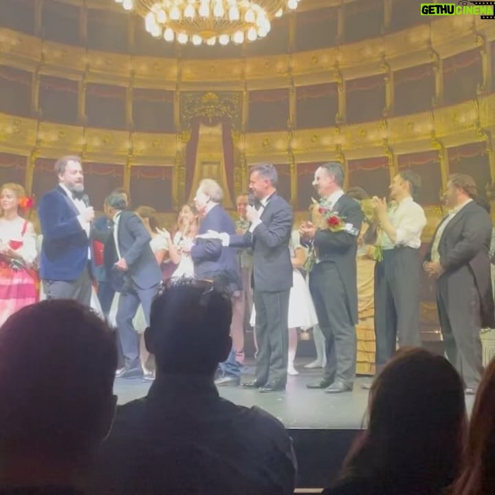 Eva Isanta Instagram - Espectacular @musicalelfantasmadelaopera @andrewlloydwebber @letsgo_entertainment @antoniobanderas en el @teatroalbeniz Anoche también lo gozamos. ¡Felicidades a todos lo que lo hicieron posible! 👗 👛 @benjaminfriman 👠 @scandal54 💇🏼♀️💅🏼 @olayavascomakeup