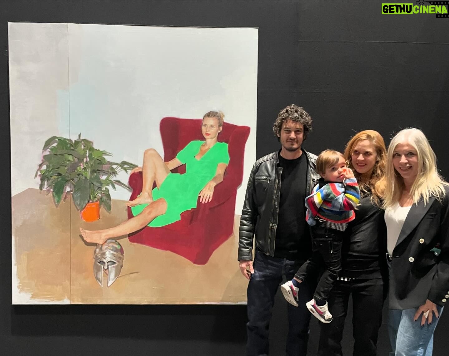 Eva Isanta Instagram - Ayer disfruté tanto… #nogeneration Una exposición de artistas contemporáneos que me metieron de la mano en su habitación propia. ¡Gracias por vuestra amabilidad! Artistas hermanados, cómo no, por mi querido y admirado @garcinuno_ que llena de energía lo que toca. Y promovida por otro ser maravilla @ivanburgos para @porsche_iberica . Si te gustan el Arte y el mundo del diseño y el motor, no te la pierdas. Pinturas de @garcinuno_ @juanmanuelfernandezpinedo @davidbomati @carlostardez @eloymorales73 @haro.58 @nacho_martinsilva @maillostudio #NoGeneration #exposición #artecontemporáneo #artistas #coches