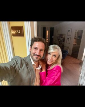 Eva Isanta Instagram - ¡La 13 en abierto y para todos!
Esta noche 22h @la_queseavecina en @telecincoes 

@contuberniofilms @alber_caballero @lauracaballero_ 
@mediasetcom 

@pablochiapella @nachoguerreros @jaimeribafer @laugomezlacueva @alexdelacroix @alexgadea01