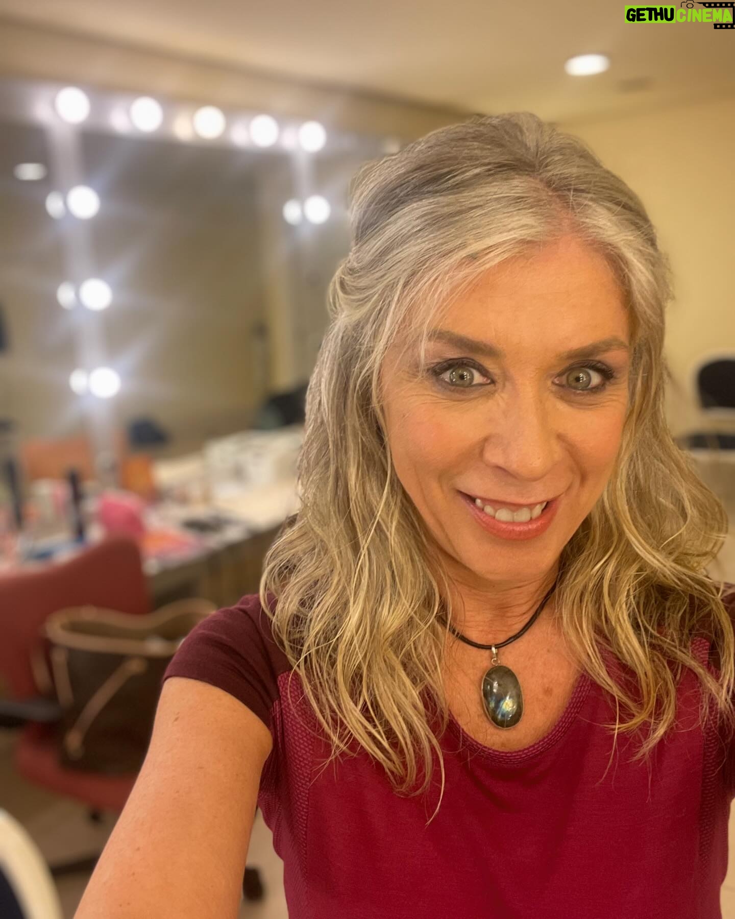 Eva Isanta - 7.5K Likes - El estreno de #lasquegritan fue el viernes 26 en el @teatroprincipalpalencia
Aún impregnada de un batiburrillo de emociones: esfuerzo, trabajo, nervios, compañerismo, aplausos … una maravillosa eclosión que aún estoy digiriendo.
Gracias Palencia y amigos/as por la fervorosa acogida.
Me habéis hecho muy feliz.
Gracias familia teatrera.
Esto no ha hecho más que empezar.
Os quiero #beatrizcarvajal @normaruizita @pepa_rus
Texto: @rincon_cano y @josemariadelcastillo
Dirección: @josemariadelcastillo
Producción: @pentacionespectaculos @coribante
Distribución: @pentacionespectaculos
Escenografía: @monicaborromeo_
Iluminación: @pilar
#lasquegritan #estreno #teatropalencia
La labradorita es cosa de @cabo.hannah 🤍
