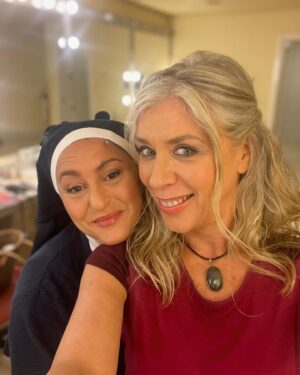 Eva Isanta Instagram - El estreno de #lasquegritan fue el viernes 26 en el @teatroprincipalpalencia 
Aún impregnada de un batiburrillo de emociones: esfuerzo, trabajo, nervios, compañerismo, aplausos … una maravillosa eclosión que aún estoy digiriendo.
Gracias Palencia y amigos/as por la fervorosa acogida.
Me habéis hecho muy feliz. 
Gracias familia teatrera.
Esto no ha hecho más que empezar.

Os quiero #beatrizcarvajal @normaruizita @pepa_rus 
Texto: @rincon_cano y @josemariadelcastillo 
Dirección: @josemariadelcastillo 
Producción: @pentacionespectaculos @coribante 
Distribución: @pentacionespectaculos 
Escenografía: @monicaborromeo_ 
Iluminación: @pilar

#lasquegritan #estreno #teatropalencia 

La labradorita es cosa de @cabo.hannah 🤍