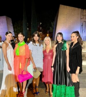 Eva Isanta Instagram - Disfrutando la moda en Madrid 
@maisonmesa 

Blanco, negro, colores ácidos y alpargatas y … en este entorno ¡órdago!
@mbfwmadrid 

Estilismo @kokeroficial 
@senandreag @austenjunior 
Maquillaje y Peluquería @angela.vgil @ohmartus ❤️
Gracias @perucha63 🌹