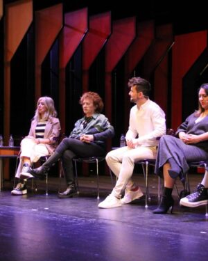 Eva Isanta Instagram - El estreno de #lasquegritan fue el viernes 26 en el @teatroprincipalpalencia 
Aún impregnada de un batiburrillo de emociones: esfuerzo, trabajo, nervios, compañerismo, aplausos … una maravillosa eclosión que aún estoy digiriendo.
Gracias Palencia y amigos/as por la fervorosa acogida.
Me habéis hecho muy feliz. 
Gracias familia teatrera.
Esto no ha hecho más que empezar.

Os quiero #beatrizcarvajal @normaruizita @pepa_rus 
Texto: @rincon_cano y @josemariadelcastillo 
Dirección: @josemariadelcastillo 
Producción: @pentacionespectaculos @coribante 
Distribución: @pentacionespectaculos 
Escenografía: @monicaborromeo_ 
Iluminación: @pilar

#lasquegritan #estreno #teatropalencia 

La labradorita es cosa de @cabo.hannah 🤍