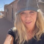 Eva Isanta Instagram - Vivo en Bojador, 27 de febrero, barrio 1. La hospitalidad de las personas saharauis es de otro planeta: lo que hay se comparte, se come, se duerme, se VIVE en comunidad. Me hacen sentir familia. Gracias @sonrisasaharauimurcia por brindarme la experiencia de conocer su realidad. ¡Seguimos! Gracias #casadehalima y a todos los que la habitan. @juaniabenza @bazukarasd @chej.daula…