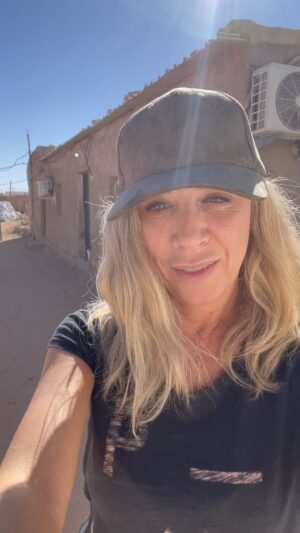 Eva Isanta Instagram - Vivo en Bojador, 27 de febrero, barrio 1.
La hospitalidad de las personas saharauis es de otro planeta: lo que hay se comparte, se come, se duerme, se VIVE en comunidad.
Me hacen sentir familia. 
Gracias @sonrisasaharauimurcia por brindarme la experiencia de conocer su realidad.
¡Seguimos!

Gracias #casadehalima y a todos los que la habitan.
@juaniabenza @bazukarasd @chej.daula…