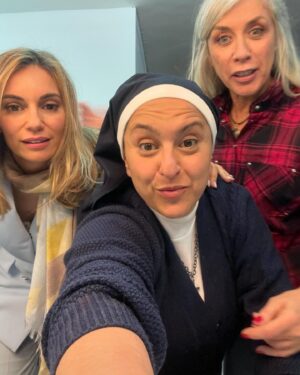 Eva Isanta Instagram - El estreno de #lasquegritan fue el viernes 26 en el @teatroprincipalpalencia 
Aún impregnada de un batiburrillo de emociones: esfuerzo, trabajo, nervios, compañerismo, aplausos … una maravillosa eclosión que aún estoy digiriendo.
Gracias Palencia y amigos/as por la fervorosa acogida.
Me habéis hecho muy feliz. 
Gracias familia teatrera.
Esto no ha hecho más que empezar.

Os quiero #beatrizcarvajal @normaruizita @pepa_rus 
Texto: @rincon_cano y @josemariadelcastillo 
Dirección: @josemariadelcastillo 
Producción: @pentacionespectaculos @coribante 
Distribución: @pentacionespectaculos 
Escenografía: @monicaborromeo_ 
Iluminación: @pilar

#lasquegritan #estreno #teatropalencia 

La labradorita es cosa de @cabo.hannah 🤍