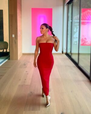 Eva Longoria Instagram - Never say no to a red dress♥️

@hairinel 
@beautybyelan 
@stylememaeve