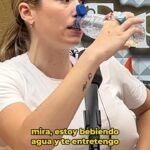 Eva Soriano Instagram - Y no hablemos de las pajitas de cartón porque no acabamos🤬 #cuerposespeciales @evasoriano_ le grita a los tapones pegados a la botella
