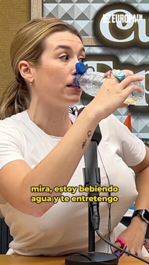 Eva Soriano Instagram - Y no hablemos de las pajitas de cartón porque no acabamos🤬

#cuerposespeciales @evasoriano_ le grita a los tapones pegados a la botella