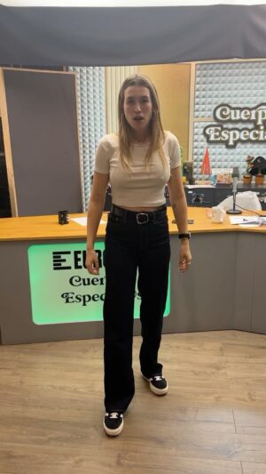 Eva Soriano Instagram - TÚ TOT TOTHOM 🕺🏻
Esto igual os parece una tontería pero la Eva universitaria vivía inmersa en este vídeo del @apm3cat , gracias @davibusta por hacer mi sueño realidad, eres el mejor!!. ♥️♥️✨✨