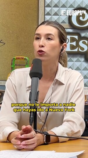 Eva Soriano Instagram - Ay, pobre🥺 que no puedes dormir por el jet lag…🤫👊

*********
#cuerposespeciales @evasoriano_ le grita a una nube
#jetlag #nuevayork #comedia