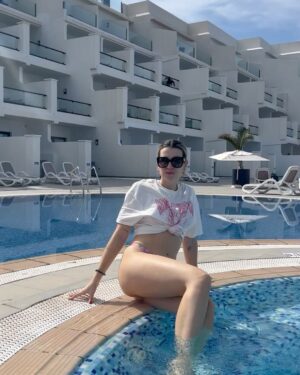 Eva Soriano Instagram - DALE PAPI QUE ESTOY SUELTA COMO AGAETE🍑💋
Primera foto:  Postureo máximo 
Segunda foto:  bullates festival 
Vídeo: making off by @_lapalmer_