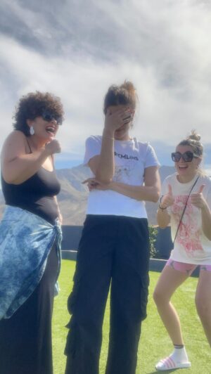 Eva Soriano Instagram - 🍎 🐍 LA ISLA DE LAS TENTACIONES 🐍🍎

Una soltera no necesita un novio tóxico.

Con sus amigas le basta y le sobra.

#noeslomismovivirloquecontarlo #haymasimagenesparati