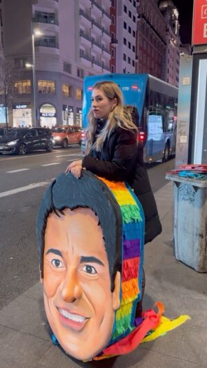 Eva Soriano Instagram - APROBADO POR CHAYANNE✨✨
El viernes celebré mi cumpleaños y decidí llevar una piñata con la cara de @chayanne, el resto… pues aquí lo veis… Gracias a todis los que estuvisteis en esta celebración de la chuchamba.Se os quiere fuerte!!! ♥️♥️