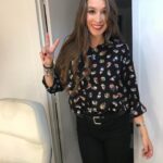 Eva Soriano Instagram – 24 DE OCTUBRE DE 2018
Normalmente soy un ser humano que suele ocultar absolutamente toda emoción que haya dentro de su persona. Hay personas Pas ( personas altamente sensibles) y luego estoy yo que soy Pap ( persona altamente pasota). 
Pero hoy mi amiga @carpantis me ha pasado esta foto, del día que nos conocimos, ese día fue el que yo hice el monólogo en la Resistencia, conocido como el cunnilingus.
Eso me ha hecho reflexionar, han pasado 6 años y han sido 6 años de la hostia. Si yo le hubiera contado a esa Eva todo lo que iba a hacer, seguramente se habría quedado flipando, y con razón.
Por eso subo hoy esta foto, no me voy a poner intensa, porque soy pap, pero si que es verdad que hay veces, momentos y etapas de la vida en las que dudamos de nosotras mismas. Yo he estado en uno de esos, bueno podríamos decir que sigo ahí, pero trabajándolo fuerte.
No quiero que quede como un post ñoño, porque odio esas movidas, solo quiero trasladar que cuándo te sientas un poco perdido echa un ojo atrás y piensa en todo lo que has currado, en todo lo que hay detrás y en lo válido que eres. No de cara el resto si no para ti.
Y dicho esto me voy a comer unos anacardos porque me noto falta de nutrientes. Probablemente sea el último post que haga así porque me da toda la vergüensita, o igual me hago coach. Quién sabe…
Os veo dentro de otros 6 años, a ver qué pasa!!…
Gracias por estar ahí!!♥️♥️♥️