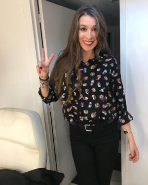 Eva Soriano Instagram - 24 DE OCTUBRE DE 2018
Normalmente soy un ser humano que suele ocultar absolutamente toda emoción que haya dentro de su persona. Hay personas Pas ( personas altamente sensibles) y luego estoy yo que soy Pap ( persona altamente pasota). 
Pero hoy mi amiga @carpantis me ha pasado esta foto, del día que nos conocimos, ese día fue el que yo hice el monólogo en la Resistencia, conocido como el cunnilingus.
Eso me ha hecho reflexionar, han pasado 6 años y han sido 6 años de la hostia. Si yo le hubiera contado a esa Eva todo lo que iba a hacer, seguramente se habría quedado flipando, y con razón.
Por eso subo hoy esta foto, no me voy a poner intensa, porque soy pap, pero si que es verdad que hay veces, momentos y etapas de la vida en las que dudamos de nosotras mismas. Yo he estado en uno de esos, bueno podríamos decir que sigo ahí, pero trabajándolo fuerte.
No quiero que quede como un post ñoño, porque odio esas movidas, solo quiero trasladar que cuándo te sientas un poco perdido echa un ojo atrás y piensa en todo lo que has currado, en todo lo que hay detrás y en lo válido que eres. No de cara el resto si no para ti.
Y dicho esto me voy a comer unos anacardos porque me noto falta de nutrientes. Probablemente sea el último post que haga así porque me da toda la vergüensita, o igual me hago coach. Quién sabe…
Os veo dentro de otros 6 años, a ver qué pasa!!…
Gracias por estar ahí!!♥️♥️♥️