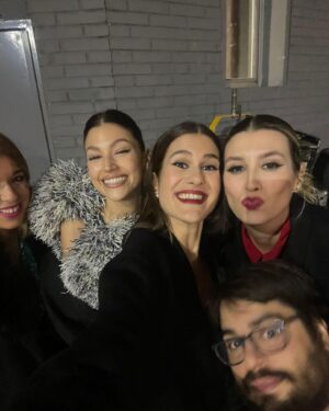 Eva Soriano Instagram - LOS  FEROZ🔥🔥 EL RESUMEN:
1. Foto protocolaria: tremendo look de @oficial_pero , joyitas @marinagarciajoyas y @valytyplace 
2. Posado pasado: tremendo contoneo para encontrar la foto adecuada mientras @javviercalvo me grita reina, o sea lo amo ♥️.
3. El monólogo del miedo: ahí lo que dio más miedo era lo mal que me entraban los chistes, efectivamente luego me fui a beber.
4. Encuentros de Parking: al marcharnos nos encontramos con @braysefe esperando para fiestear y a @ursulolita que es una tía chulísima y muy maja.
Todo narrado por mi inseparable @_lapalmer_