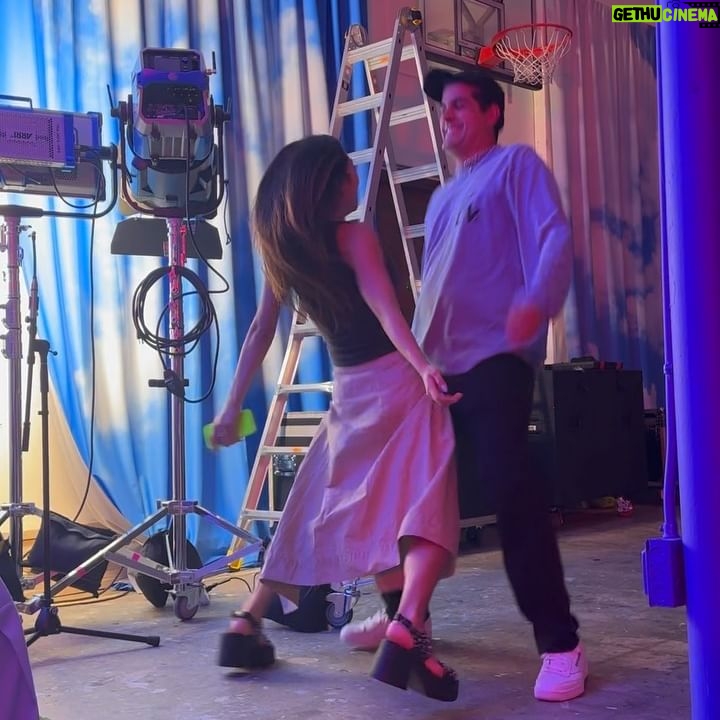 Evaluna Montaner Instagram - Hola holaaaaa. La panza va creciendo y la sonrisa también! Aquí unas cositas de este mes 🤎los quiero. Por cierto, dirigí el video de la nueva canción de @nicolezignago y @camilo, MIMOS. Me gustó mucho. Espero que a uds también
