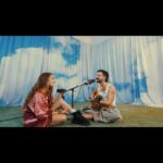 Evaluna Montaner Instagram - Evaluna con el pelo largo así me vuelve loco. No es que sea lo que más me gusta de ella, obvio hay mil cosas más importantes, pero cuando la veo así me acuerdo del cuando nos conocimos y el pelo le llegaba casi que a las rodillas. Perdón… me desconcerté. PLIS versión guitarra y voces. Bye jajaja (Evaluna, quiero un hijo tuyo jajaja) Video completo link en bio 😏