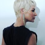 Evangeline Lilly Instagram – As the jet lag starts to dust off and the routine of life lingers nearby, the challenge of the mundane arises – how to keep it inspired?

Listening, in every moment, to that still, small voice within is the only way, but in the practical ‘everyday’ of it all, listening can be littered with doubt and disobedience. 

“What if this is just my voice? What if I’m delusional and not inspired?” “Maybe I shouldn’t do my breathing practice right now. Maybe I should watch a movie instead?” 

“Thus as long as the soul uses its bodily organs aright, a man is called sane; but truly, when it bursts its chains and tries to be free, practicing running away from its prison, then one calls it insanity.” #Erasmus 

But, “[n]othing great can be accomplished without a constant solicitation of madness, which should always be overcome, but should never be entirely lacking.” #Schelling 

And so goes the dance – staying in reality while flirting with divinity and, in this way, gaining meaning and force within the “small” and “everyday”; in this way, knowing where to put my feet in each moment…where to start and where to go. 

📸 @renatocampora 

#inspiration #divinity #madness #sanity #inspired #mundane #meaning #carljung #theredbook #thoughts #piscesnewmoon