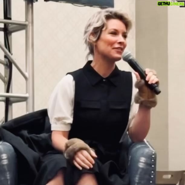 Evangeline Lilly Instagram - Thank you #rhodeislandcomiccon for a wonderful weekend. 🥰 The panel was a lovely wander through nearly twenty years of memories. Thank you @rodrigo_bastos_didier for being the best signing buddy a gal could ask for and for creating the most spectacular illustrations to bring my stories to life. Thank you @cyberaug for being my resident photographer 📸 and for always dragging @beanafred to see me 😉😉 Thank you to my beautiful fans @sammi_815 @char11ev @alexa.mathisen and Mama Andrea for spending my lunch break with me and for being willing to tell me a little about yourselves. That was really special for me. Thank you to all the fellow "talent" who kept me company in the green room and a special shout out to @sethgreen for always screaming "anarchy" every time someone knocked over the flimsy line barriers. 🤘🏻👩🏼🎤 Oh! And thank you to @lordvban for adding the fun #Avengers theme music to your post. I'm sure your face would have added to the image, not detracted 😉😉 #ricc #lost #hobbit #antmanandthewasp #marvel #realsteel #wasp #tauriel #kateausten #baileytallet #hopevandyne @whoisginaanyway @zay009 @cap_pham_america
