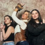 Evangeline Lilly Instagram – Thank you #rhodeislandcomiccon for a wonderful weekend. 🥰 The panel was a lovely wander through nearly twenty years of memories.

Thank you @rodrigo_bastos_didier for being the best signing buddy a gal could ask for and for creating the most spectacular illustrations to bring my stories to life.

Thank you @cyberaug for being my resident photographer 📸 and for always dragging @beanafred to see me 😉😉

Thank you to my beautiful fans @sammi_815 @char11ev @alexa.mathisen and Mama Andrea for spending my lunch break with me and for being willing to tell me a little about yourselves. That was really special for me. 

Thank you to all the fellow “talent” who kept me company in the green room and a special shout out to @sethgreen for always screaming “anarchy” every time someone knocked over the flimsy line barriers. 🤘🏻👩🏼‍🎤

Oh! And thank you to @lordvban for adding the fun #Avengers theme music to your post. I’m sure your face would have added to the image, not detracted 😉😉

#ricc #lost #hobbit #antmanandthewasp #marvel #realsteel #wasp #tauriel #kateausten #baileytallet #hopevandyne @whoisginaanyway @zay009 @cap_pham_america