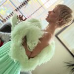 Evangeline Lilly Instagram - Behind the feathered scenes. 💚 #antmanandthewaspquantumania #premier @kevinmichaelericson @giambattistavalliparis @lisastoreymakeup @bridgetbragerhair and Jaime Powell 🤍