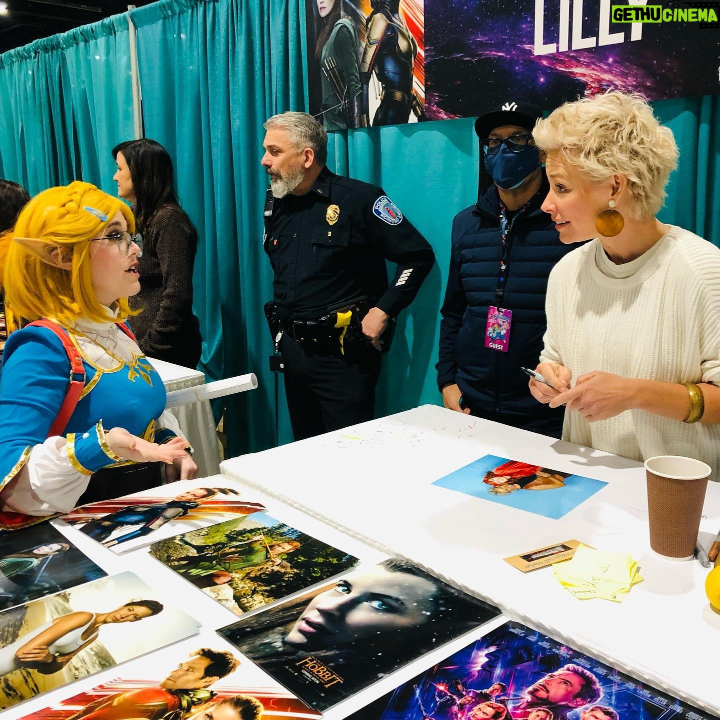 Evangeline Lilly - 56.4K Likes - Thank you @galaxyconrichmond for a beautiful weekend with the fans! @rodrigo_bastos_didier and I got SO much joy from sharing our book series (@thesquickerwonkers) with you and are so excited for how many new #SquickerFans were born!
For those of you who got the first three books this weekend and want to know when the next book is released, sign up to our #SquickerClub on our website (link in bio). I will personally send you emails alerting you when new books, book signings and SquickerAppearances are on the horizon, not to mention sending you special promotions and sales on new books and merchandise.
Thank you, again, Richmond! Thank you to all the fans who were so kind and passionate. You made our weekend very special.
All my SquickerLove 💜