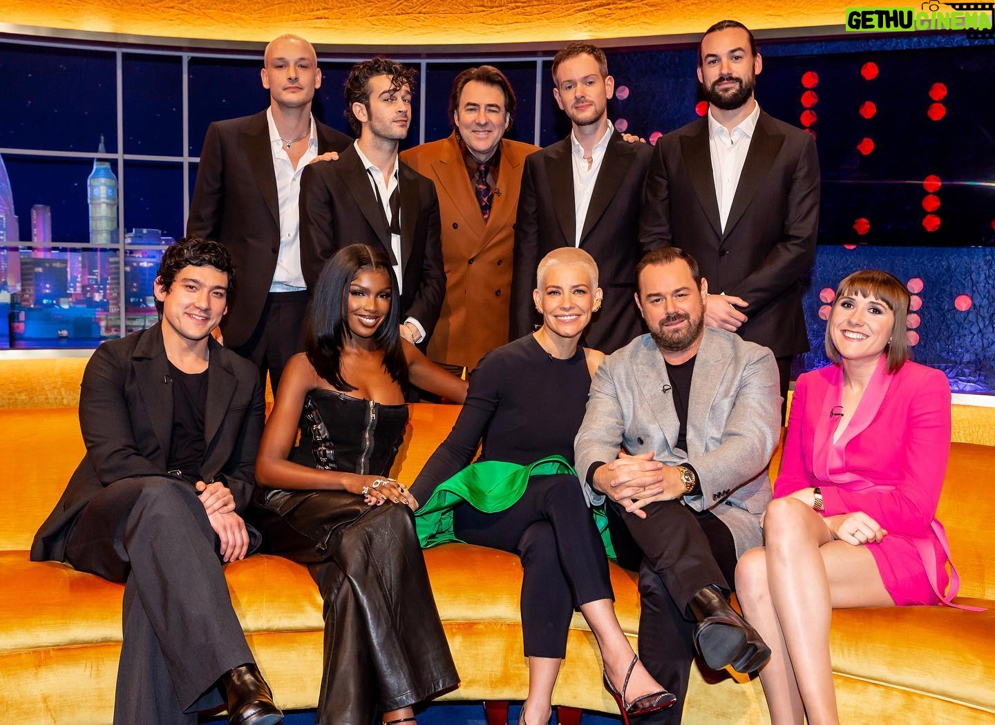 Evangeline Lilly Instagram - What beautiful company I was in on @thejonathanrossshowofficial (And also, how could I have forgotten to post this sincere and heartfelt moment of meditation that @officialdannydyer and his beautiful busters (hoping that bit made it into the show) lead us through near show's end. ππΌπ€©π€ͺ (swipe left).) #dannydyer #maisieadam #willsharpe @leomieanderson @the1975 @maisieadam