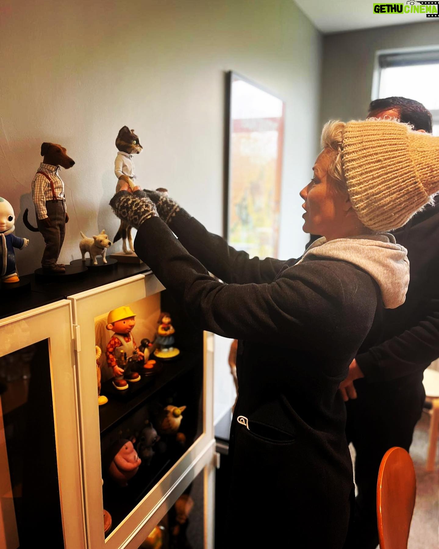 Evangeline Lilly Instagram - Visited our friends @mackandsaund at their offices in Manchester. We’ve been talking @thesquickerwonkers for years, but this was our first time to visit. What a total delight it was to see all the breathtaking, modern “puppets” they have created over their many years making extraordinary films for some of our favourite film-makers. Finally meeting Peter for the first time was wonderful! And getting into the workrooms and meeting the craftsmen and women was a highlight…we picked their brains for so long we missed our train to London for our Forbidden Planet signing! 🤪. #wellworthit #thesquickerwonkers #stopanimation #film #series #animation #puppets #marionettes #darkanddelicious #corpsebride #frankenweenie #marsattacks #fantasticmrfox