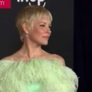 Evangeline Lilly Instagram - About last night...✨

#antmanandthewaspquantumania #premier 

My team...love and kisses. 
@kevinmichaelericson (stylist)
@lisastoreymakeup 
@bridgetbragerhair (hair styling)
Cut and colour by Jaime Powell
@giambattistavalliparis 
#dreamy
