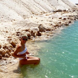 Evangeline Lilly Instagram - Look mom! No hands!
#floating #saltwater

📸 @maryam_essa