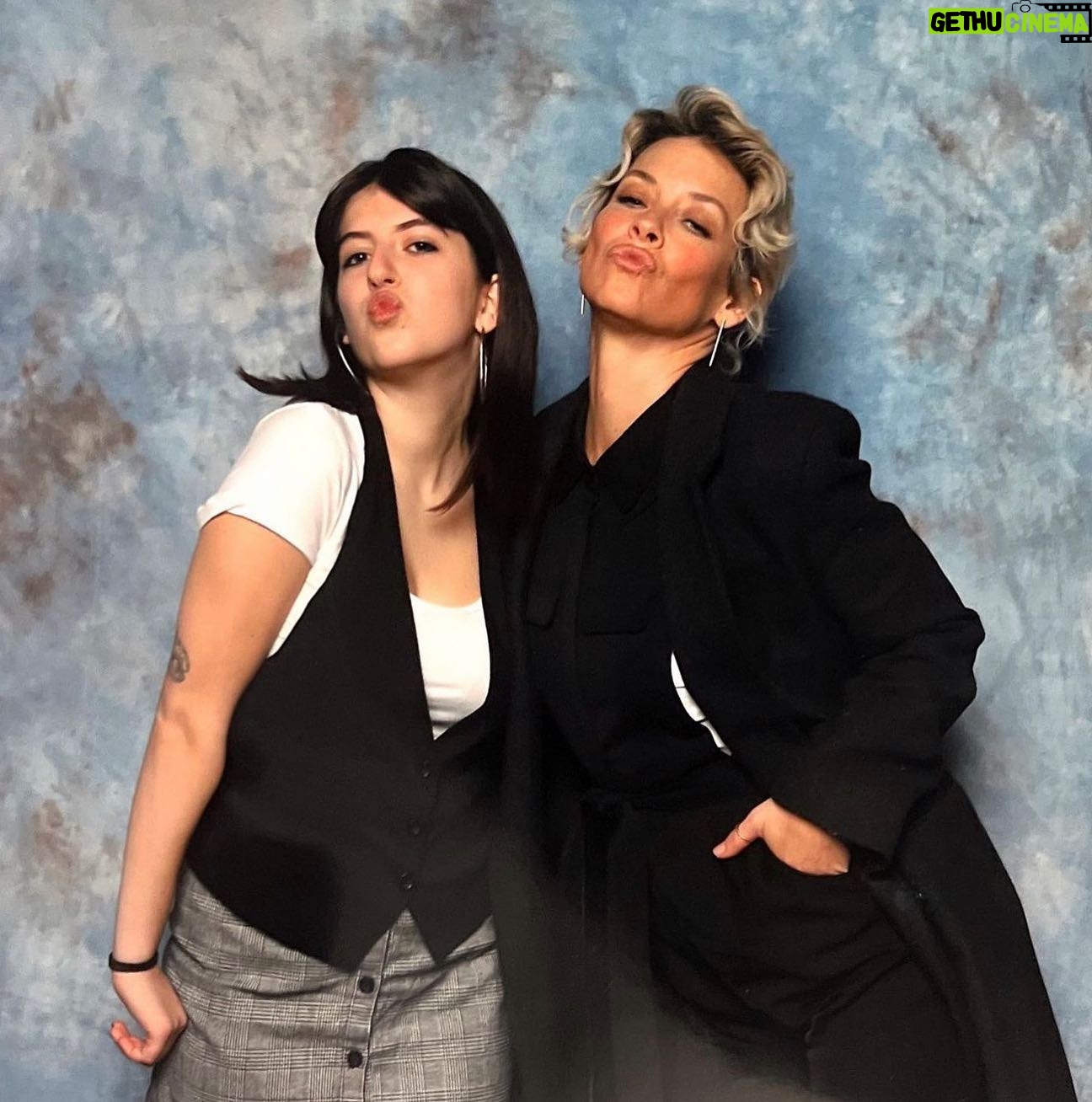 Evangeline Lilly Instagram - Thank you #rhodeislandcomiccon for a wonderful weekend. 🥰 The panel was a lovely wander through nearly twenty years of memories. Thank you @rodrigo_bastos_didier for being the best signing buddy a gal could ask for and for creating the most spectacular illustrations to bring my stories to life. Thank you @cyberaug for being my resident photographer 📸 and for always dragging @beanafred to see me 😉😉 Thank you to my beautiful fans @sammi_815 @char11ev @alexa.mathisen and Mama Andrea for spending my lunch break with me and for being willing to tell me a little about yourselves. That was really special for me. Thank you to all the fellow "talent" who kept me company in the green room and a special shout out to @sethgreen for always screaming "anarchy" every time someone knocked over the flimsy line barriers. 🤘🏻👩🏼🎤 Oh! And thank you to @lordvban for adding the fun #Avengers theme music to your post. I'm sure your face would have added to the image, not detracted 😉😉 #ricc #lost #hobbit #antmanandthewasp #marvel #realsteel #wasp #tauriel #kateausten #baileytallet #hopevandyne @whoisginaanyway @zay009 @cap_pham_america