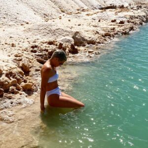 Evangeline Lilly Instagram - Look mom! No hands!
#floating #saltwater

📸 @maryam_essa