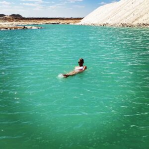 Evangeline Lilly Instagram - Look mom! No hands!
#floating #saltwater

📸 @maryam_essa