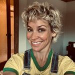 Evangeline Lilly Instagram – Heading out to a podunk fair 🎡🐴 Do we feel I am appropriately dressed?? 😜

(Yes, my hair is getting VERY long. We’re officially in the “grow-out” and having fun with every stage.)