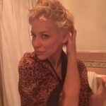 Evangeline Lilly Instagram – Olive oil scalp soak at the end of an 18 hour work day 🤤 

Goodnight everybody.  Tbc…tomorrow…and the next day…and the next day…and the next day…and on it goes till Feb 17th!