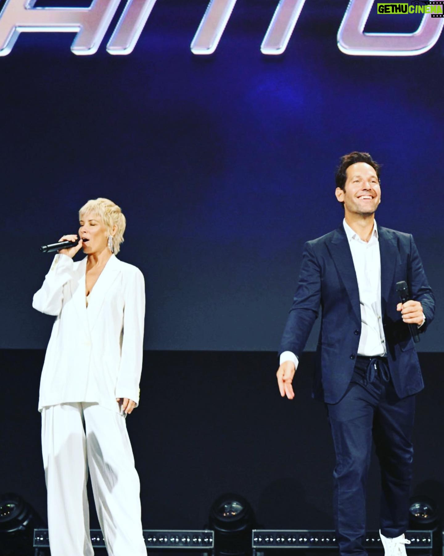 Evangeline Lilly Instagram - So much fun being on stage with these two today. โThe sexiest audience ever.โ ๐ #antmanandthewaspquantumania @disneyd23 #paulrudd #jonathanmajors #evangelinelilly @victoriabeckham Suit by #victoriabeckham Hair by @bridgetbragerhair Makeup by patidubroff Styling by @kevinmichaelericson